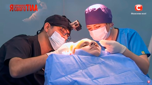 Пересадка волос бесшовным методом FUE, проводят Серхан Акджам и Диля Черепий