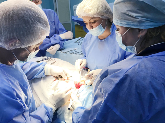 Операция по удалению кисты шеи в хирургии отделения отоларингологии Медиленд, Киев